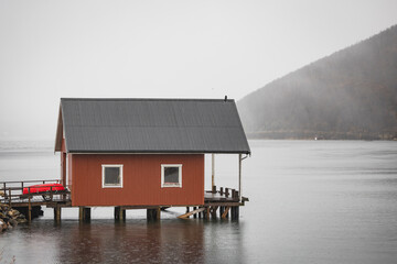 Fototapeta premium Entorno de otoño invierno nevado en las islas lofoten