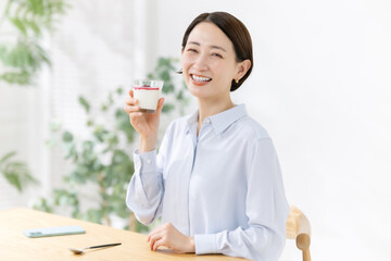 ヨーグルトを食べる女性