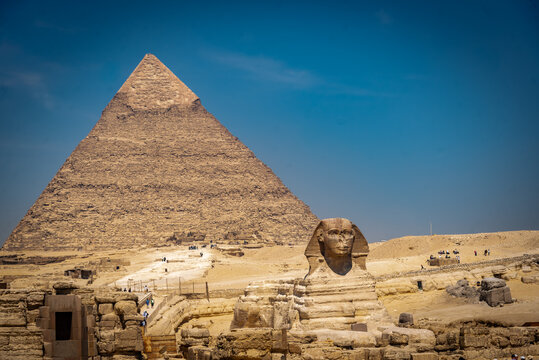 Piramides y esfinge de giza en el cairo recinto arqueologico.