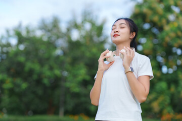 Obraz premium Young woman enjoying freedom and fresh air