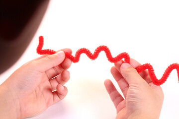 モールを持つ子どもの手