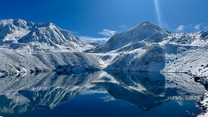 Obraz premium Mirror Lake Reflecting Snowy Mountains