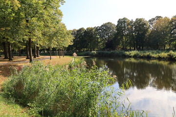 Sonniger Herbsttag in einem Landschaftspark in Hannover	