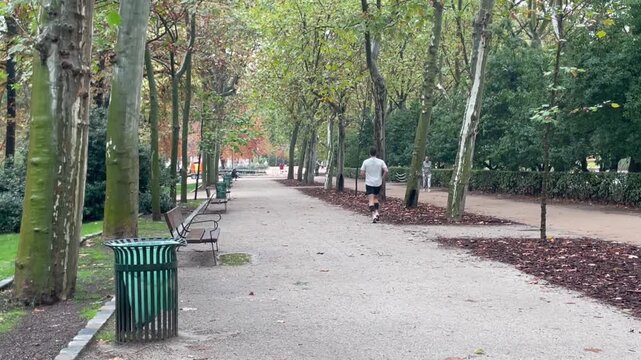 carrera de runner haciendo footing en camino de tierra del parque en oto&ntilde;o