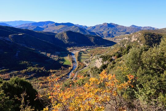 Vall&eacute;e de l'Eygues en automne. La rivi&egrave;re Eygues vers Sahune. Baronnies Proven&ccedil;ales - Dr&ocirc;me.