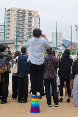 運動会で撮影をする父兄