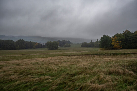 Das Oberlausitzer Bergland im Herbst mit Nebel
