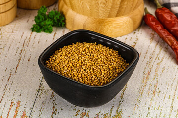 Dry mustard seeds in the bowl