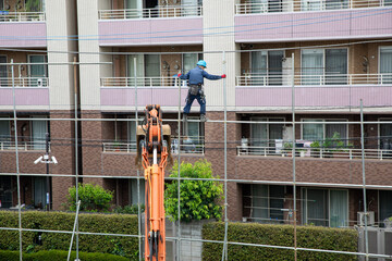足場を建設中のスタッフ