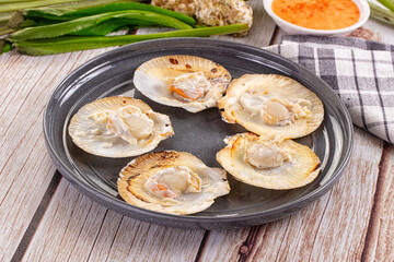 Grilled scallops with cream cheese