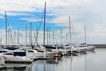 Naklejka premium クルーザーが連なる新西宮ヨットハーバー