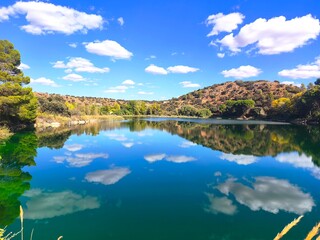 Paisaje de un lago con reflejos.