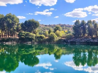 Fototapeta premium Paisaje colorido en el lago. Parque Natural de las Lagunas de Ruidera. Castilla La Mancha. España.