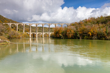 La rivi&egrave;re l'Ain avec le Viaduc de Cize-Bolozon en arri&egrave;re plan en saison d'automne
