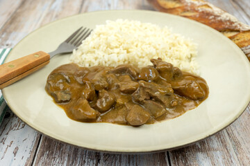 Assiette de rognons de porc sauce moutarde et riz