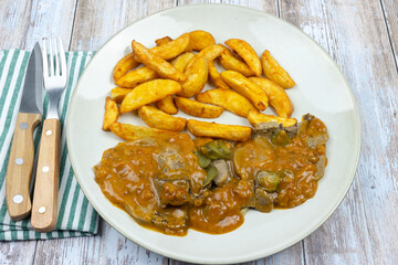 Langue de bœuf sauce charcutière et potatoes