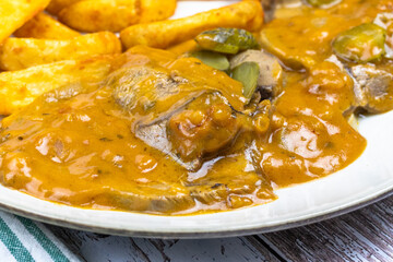 Langue de bœuf sauce charcutière et potatoes