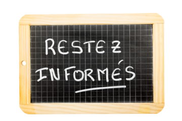 Slate with the message "Stay informed" written in French in chalk