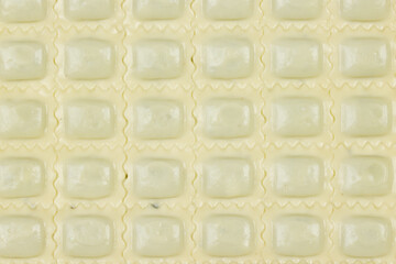 Plaque de ravioles fraîches du sud de la France, vue supérieure