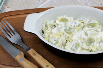 Ravioles à la crème servies dans un plat