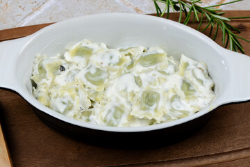 Ravioles à la crème servies dans un plat