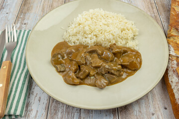 Assiette de rognons de porc sauce moutarde et riz
