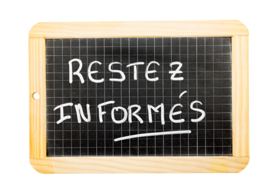 Slate with the message "Stay informed" written in French in chalk