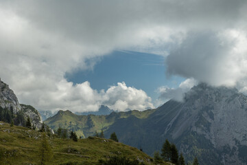 vista panoramica su un ambiente naturale di montagna, nell'Italia nord-orientale, in Veneto, di giorno, con cielo parzialmente nuvoloso, in autunno e con colori brillanti
