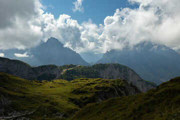 vista panoramica su un ambiente naturale di montagna, nell'Italia nord-orientale, in Veneto, di giorno, con cielo parzialmente nuvoloso, in autunno e con colori brillanti