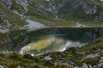 Vista dettagliata del Lago d'Olbe, in alta quota, tra le catene montuose del Veneto, in Italia, di giorno, in autunno