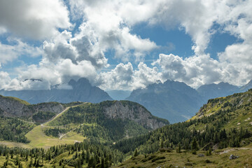 panoramica su di un bellissimo ambiente naturale tra le montagne dell'Italia nord-orientale, tra Veneto e Friuli Venezia Giulia, di giorno, in autunno, con cielo parzialmente nuvoloso