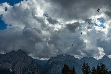 cielo che si annuvola e diventa scuro sopra le montagne del nord Italia, di giorno, in autunno