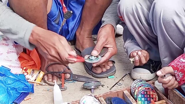 From their school pocket money, boys prefer to buy toys, such as spinning tops, rather than buying food because the world of children is inseparable from the world of play.