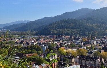 Obraz premium Stadtteil Wiehre von Freiburg im Herbst