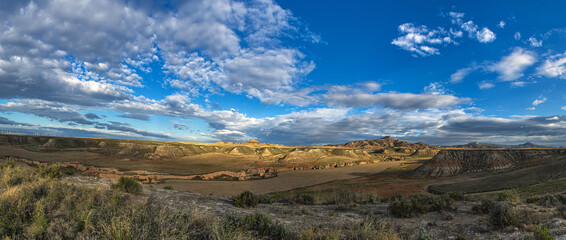 Paysage panoramique de la Bardena Negra à Fustiñana, Navarre, Espagne