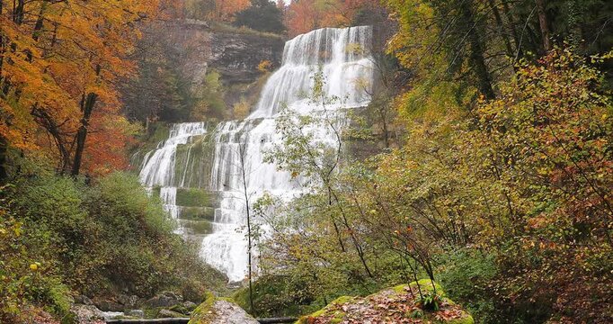 La Cascade de l'&Eacute;ventail dans les for&ecirc;t du Jura en automne