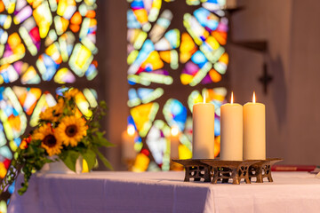 Die Szene zeigt eine stimmungsvolle Innenansicht, die von warmem Licht durchflutet ist. Der Fokus...
