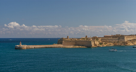 Obraz premium Vista del Fuerte Ricasoli en Kalkara, La Valeta, Malta. Paisajes del mar Mediterráneo. Viajes en crucero.