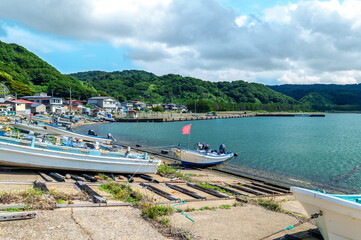Naklejka premium 【秋田県戸賀港】自然に囲まれた静かな漁村の風景