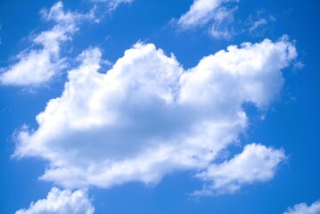 Naklejka premium Vibrant Blue Sky with Fluffy White Clouds in the Daytime.