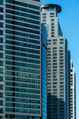 Obraz premium 위압적인 고층건물이 있는 도시 풍경