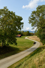 Chemin de campagne sous un ciel d'&eacute;t&eacute;