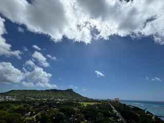 ハワイのシンボル、ダイヤモンドヘッドと広がる青い海。南国の陽光が輝く壮大な景色を捉えた一枚。Hawaii、Diamond Head、ocean view、tropical island、nature、travel photography に最適な風景写真。