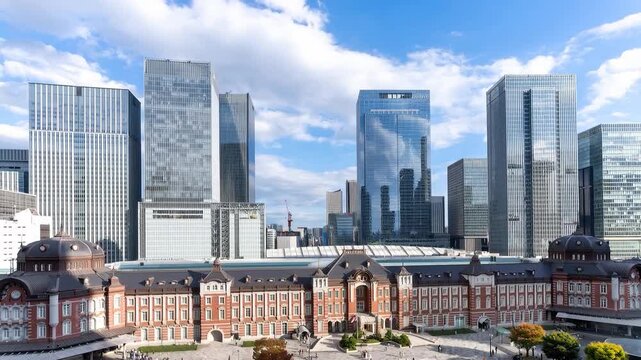東京駅と次々に新しいビルが作られている八重洲口を望む・ドローン撮影イメージ　Oct.2025