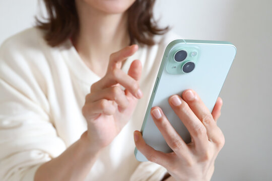 スマートフォンを見る女性