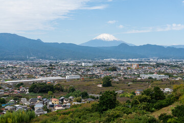 初冠雪の富士山と小田原市（2025年10月23日）