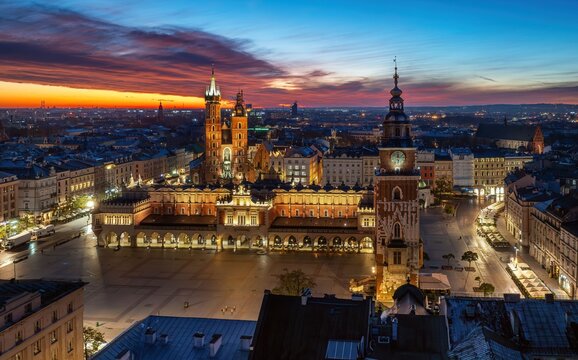 Rynek Gł&oacute;wny w Krakowie z lotu drona o wschodzie słońca