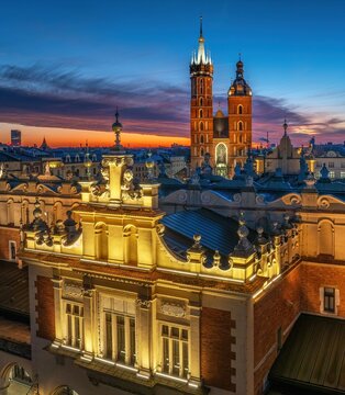 Rynek Gł&oacute;wny w Krakowie z lotu drona o wschodzie słońca