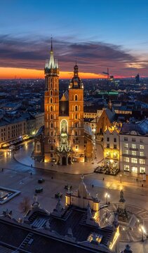 Rynek Gł&oacute;wny w Krakowie z lotu drona o wschodzie słońca