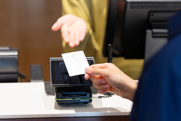 クレジットカードの決済をする若い女性　撮影協力：スポーツクラブ&サウナスパ ルネサンス 幕張24